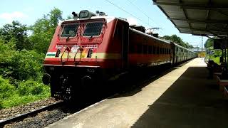 preview picture of video 'Ananthapuri express crossing Palliyadi Railway station'