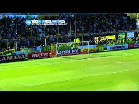 Casi hace un golazo.Defensa-Crucero.Fecha 35.Torneo Primera B Nacional.Fútbol Para Todos