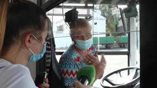 У харківському тролейбусі зафільмували кондукторку без маски