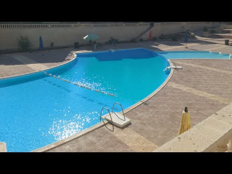 بسبب إرتفاع درجات الحرارة الاهالى تهرب من حرارة الجو إلى حمامات السباحة