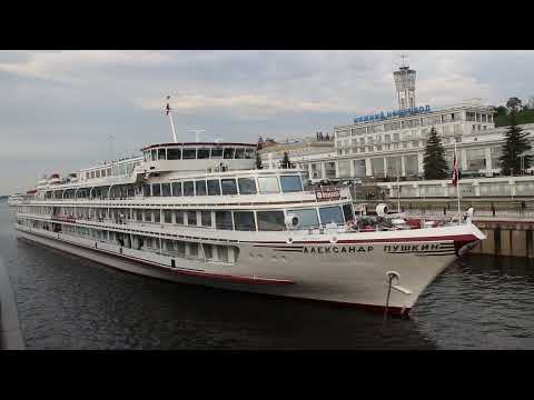 Теплоход "Константин Коротков" уходит из Нижнего Новгорода.