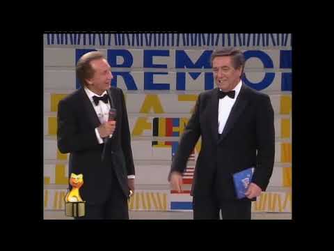 CORRADO CONSEGNA IL TELEGATTO A MIKE BONGIORNO  [1991]