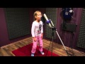 Малышка поет песню Hot Right Now...классно 