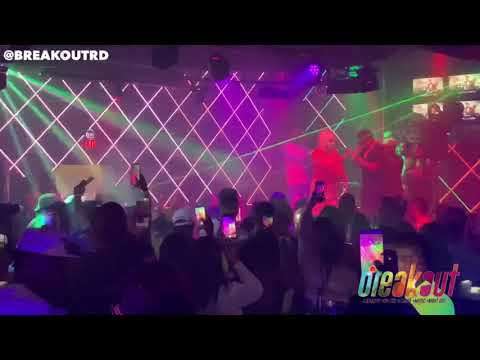 Crazy Design lleva una gallina a su Presentación en Kviar Disco 😂😂😂