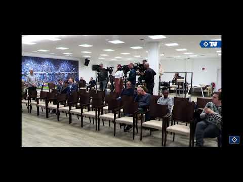 Cringe! St. Pauli fan sneaks into HSV press conference and asks an impossible question.