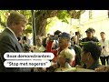 DEN HAAG: Koning gaat in gesprek met betogers bij Nederlands-Indisch museum