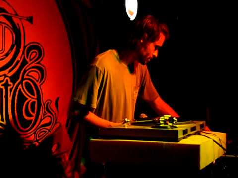 Rootz Hi Fi Sound System in Session Sargento Pimienta