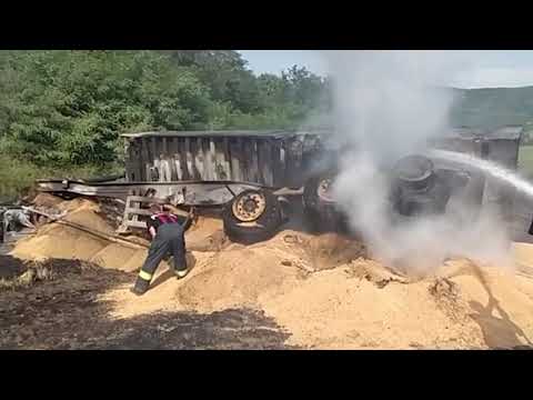 Dezastru la Bunești Averești: a ars un câmp cu grâu și camionul plin cu 38 tone de cereale!