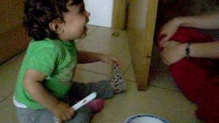 Merendando y jugando con mami