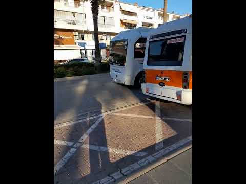 Um ônibus de transporte público de Marmaris partindo do centro da cidade de Marmaris para Icemeler.