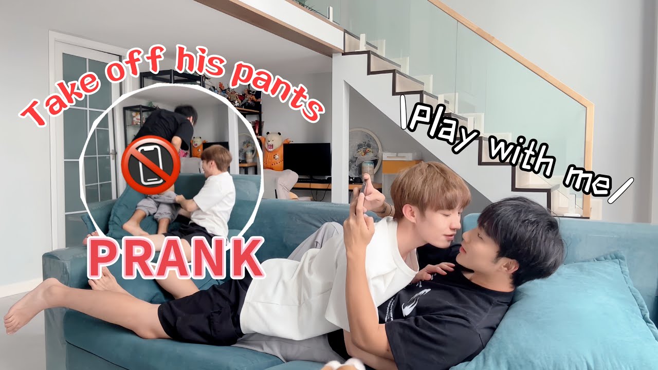 Take off my boyfriend's pants while he's playing a mobile game🤣 Cute Gay Couple PRANK