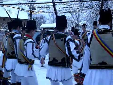 Calusarii de la Orastioara de Sus la Gri in curte 360p