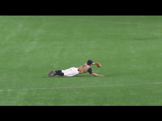 【4回裏】さすがの反応!! ファイターズ・中島卓が横っ飛びの堅守!! 2017/4/26 H-F