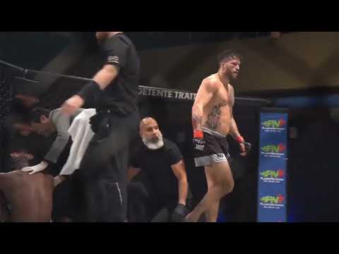 Vincent Houle lands his trademark elbows for the TKO win at Samourai MMA 4