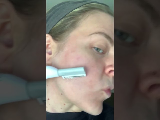 Vídeo relacionado con Michael Todd Beauty Sonicsmooth Pro+ Dermaplane - Maquinilla de afeitar para mujer con sistema de dermaplaning de corte de cejas y cara con luz LED, removedor de pelusas de melocotón, 16 cuchillas de