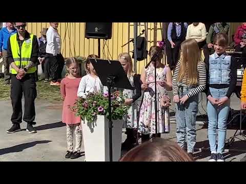 Jakun koulun oppilaat kiittävät, riippusillan avajaisjuhla 14.5.2022.