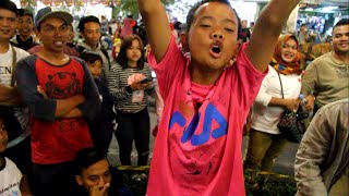 Download lagu Bikin Perut Kaku Nyanyi sambil Ngotot ~ Banyu Langit Versi Angklung Carehal Malioboro Jogja mp3