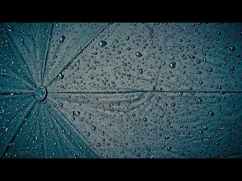 Regentropfen auf einem Regenschirm sehr entspannend Natursounds