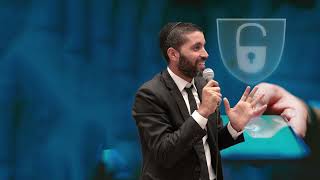 הרב, איך אפשר לשים חסימה על הטלפון? איך אראה סרטונים שלך? 😉 הרב שניר גואטה בפתרון חדשני - עם כתוביות (הרב שניר גואטה) - התמונה מוצגת ישירות מתוך אתר האינטרנט יוטיוב. זכויות היוצרים בתמונה שייכות ליוצרה. קישור קרדיט למקור התוכן נמצא בתוך דף הסרטון