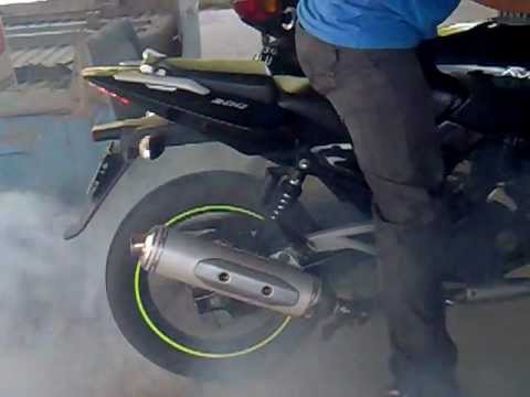 bajaj 200, rouser... quema goma