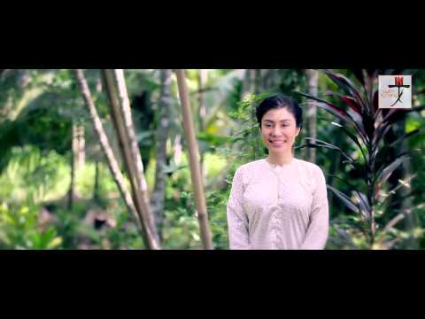Thể hiện bởi Uyên Trang