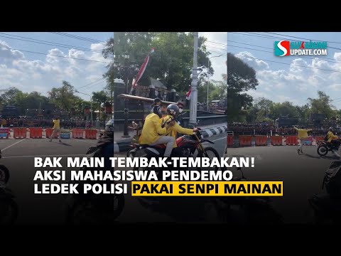 Bak Main Tembak-Tembakan! Aksi Mahasiswa Pendemo Ledek Polisi Pakai Senpi Mainan