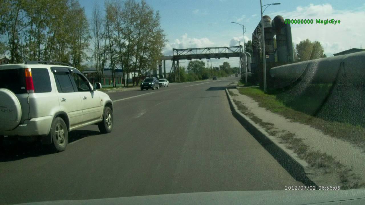 В Благовещенске автомобиль "Honda Fit" врезался в трубы теплоснабжения
