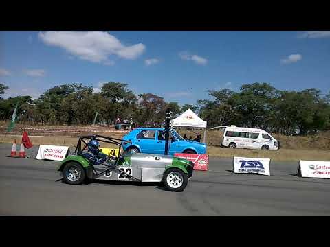 Drags race Onismo Golf MK1 vs Ryan Lotus Super 7