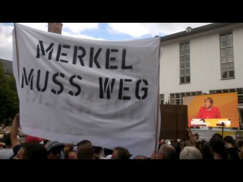 Už ką Haidelberge Merkel apmėtė pomidorais?