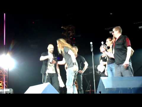 Мартин Эрикссон (E-type) пьёт виски и раздает пиво