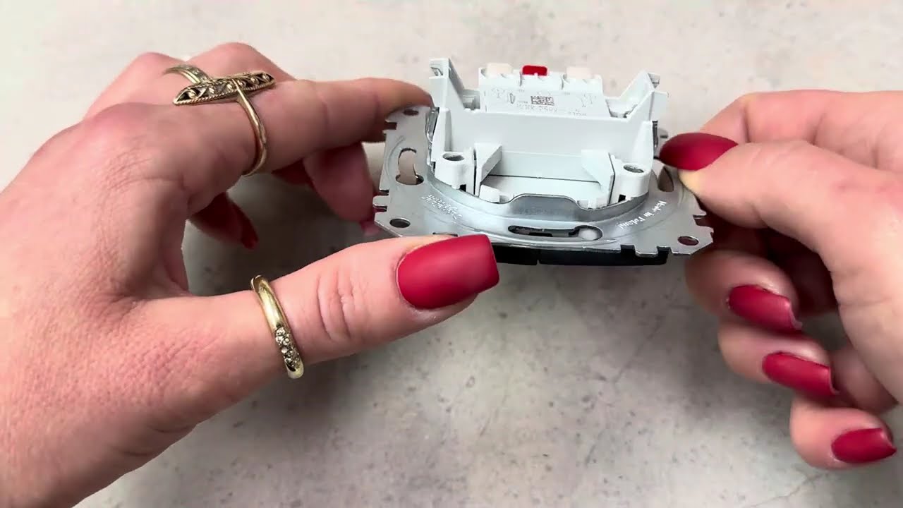 Двухклавишный проходной выключатель SCHNEIDER Sedna Design черный SDD114108