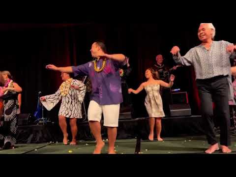 Nā Kumu Kunewa Mook and Kaui Kamana'o with Hālau