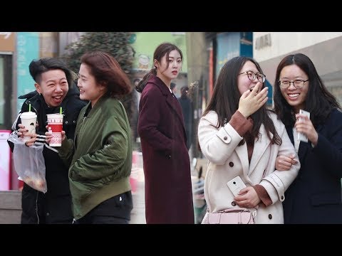 故意把閨蜜叫成姐妹，她們臉上的笑容都凝固了