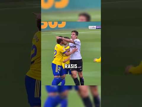 Momen rasis dalam sepakbola #shorts