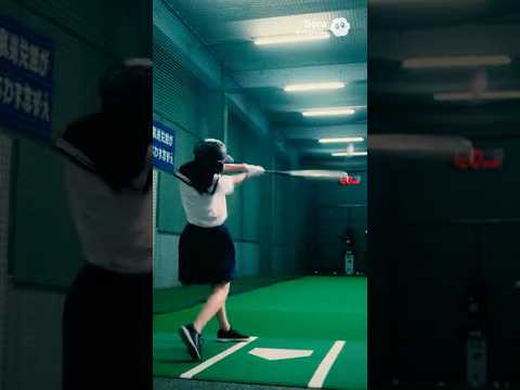日本の女子高生がバッティングセンターで野球を打ち