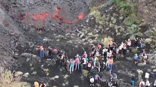 Quelli che sfidano l'Etna in eruzione, centinaia di escursionisti vicini alla lava