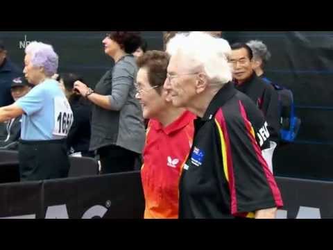 Eine Tischtennis-Seniorin in Neuseeland