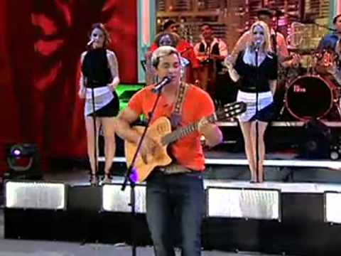 Dikan canta en El Happy Hour