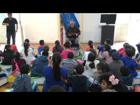 José Victor Castiel lendo