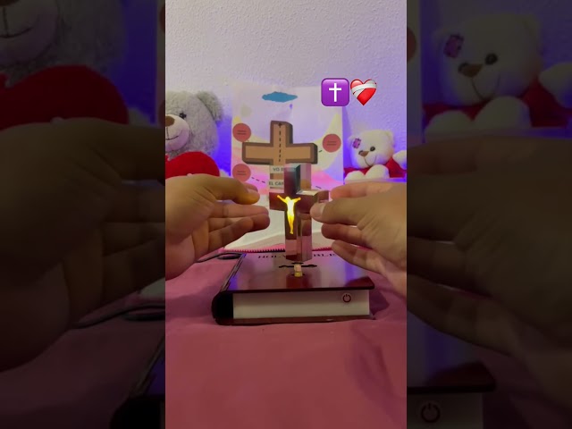 Vídeo relacionado con WIYETY Nightlight Cruz de Jesús: Mini Luz nocturna Religiosa 3D Cruz de Jesús, Lámpara de mesa pequeña para dormitorio, talla de madera LED, luz blanca cálida alimentada por USB, regalo brillante