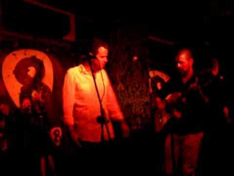 Luis Quintana, Diego Ojeda y Sergio Alzola cantando "SUELO" en el Barcelona 8