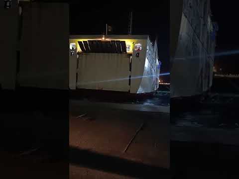 La nave "Rio Marina Bella" attracca a Piombino al quarto tentativo a causa del vento