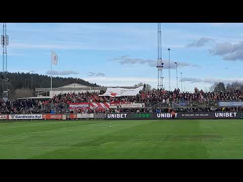 Degerfors IF - Halmstad spelarna klivar in på planen på Stora Valla 16.10.2021