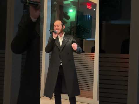 Hasidic Superstar Shulem Lemmer sings Tzomo Lecha Nafshi (Chabad)