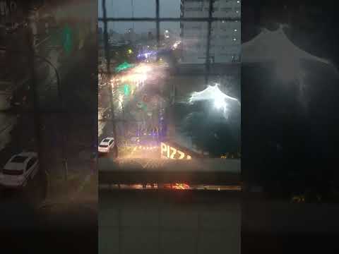 Lluvia en buenos aires argentina en el barrio porteño de floresta 