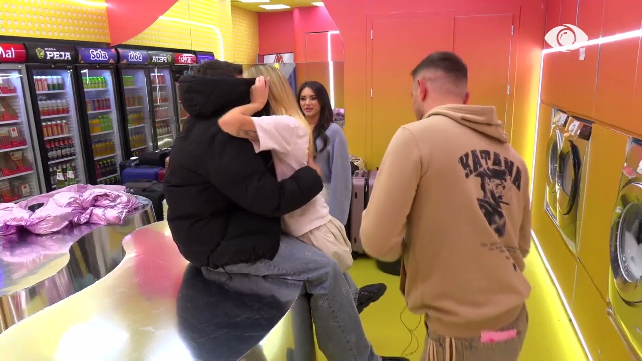 Momente romantike në shtëpi/ Selin dhe Gimbo puthen me njëri-tjetrin