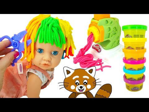 Pukkins leker frisör och klipper hår med dockan baby Agnes