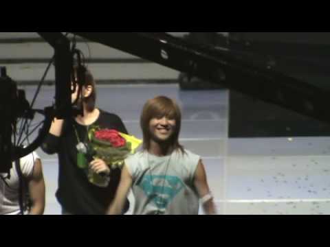 [fancam] 100730 MB - SHINee Taemin gives heart to fans