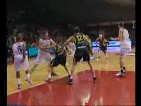 Assist di Davide Lamma per Cory Violette (Bipop Carire Reggio Emilia)