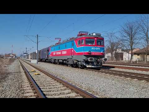 Crăciunel: freight train (Grup Feroviar Român). Locomotive nr. 400 517-5